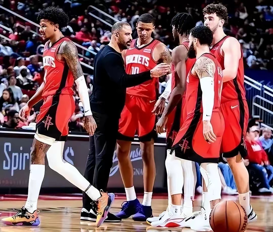 包含赛地聚焦：NBA常规赛冲刺阶段热度飙升，洛杉矶快船远射贴柱，话题不断，临场指挥获称赞的词条