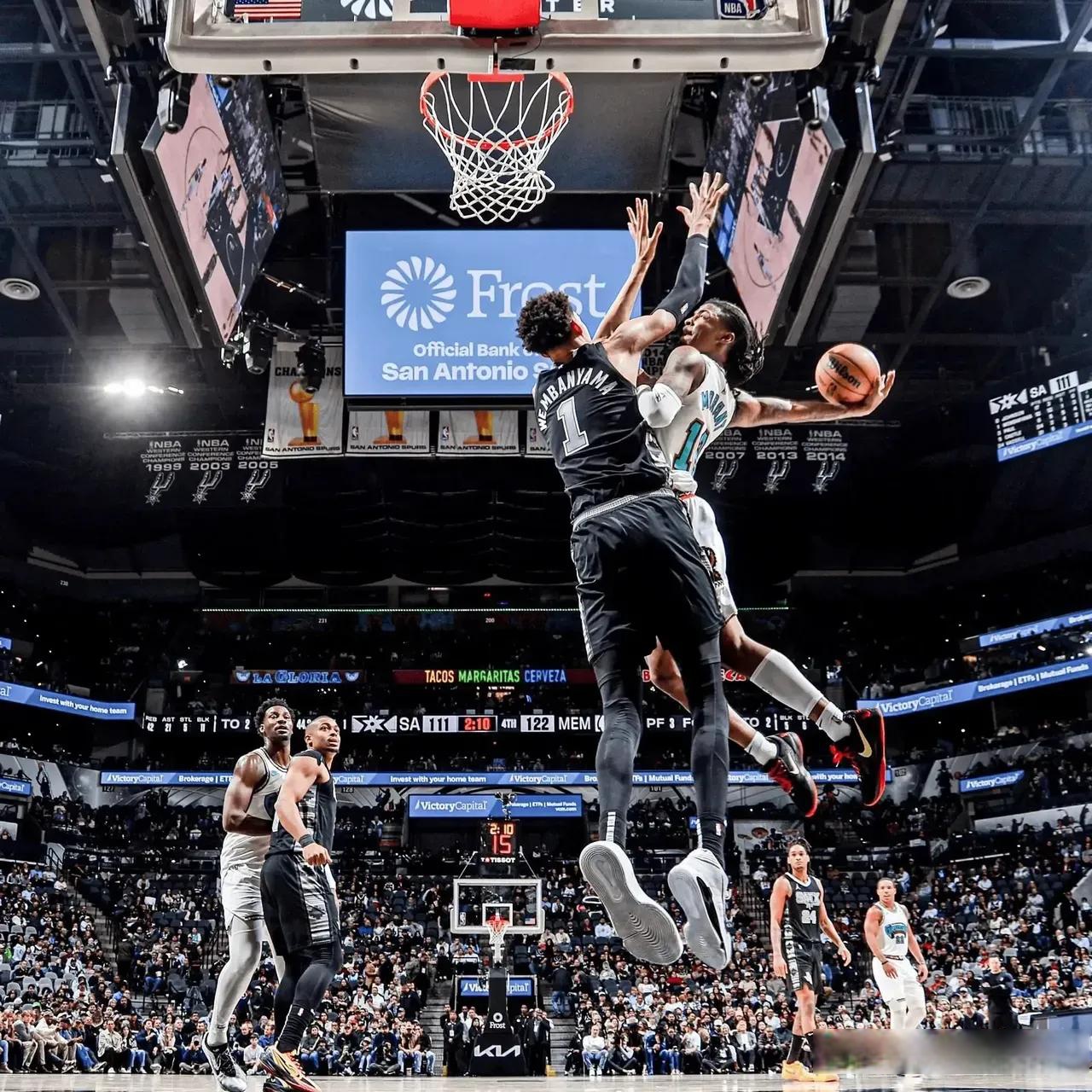 赛后体能课后；纽约尼克斯迎来里程碑备战NBA总决赛；媒体盛赞；球探报告显示潜力的简单介绍